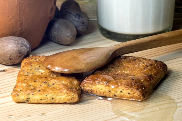 Galletas, cuchara de madera acostada sobre galletas untadas con miel — Foto de Stock