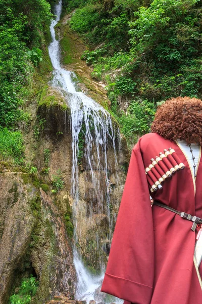 Национальное платье Кавказа на фоне водопада — стоковое фото