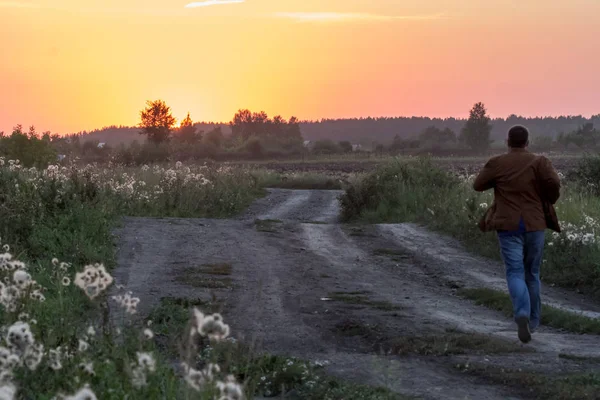 Чоловік у формі біжить по полю — стокове фото