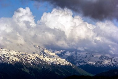 büyük beyaz bulutlar dağ başında üzerinde sıkışmış