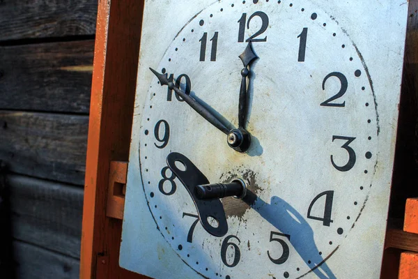 La vieille horloge dans une base en bois avec une clé pour la plante — Photo