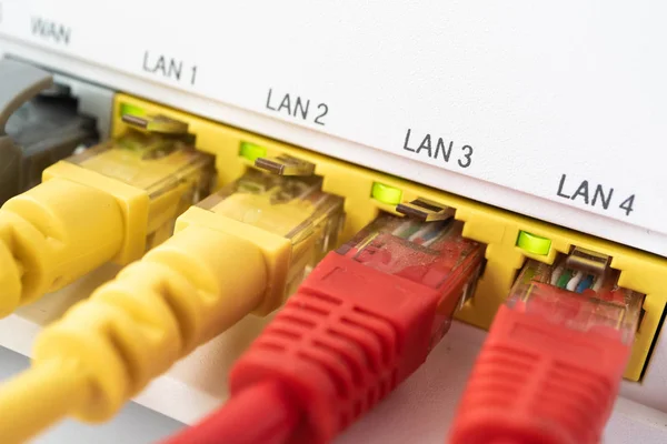 Kabel ethernet merah terhubung ke saklar internet biru. Simbol individualitas — Stok Foto