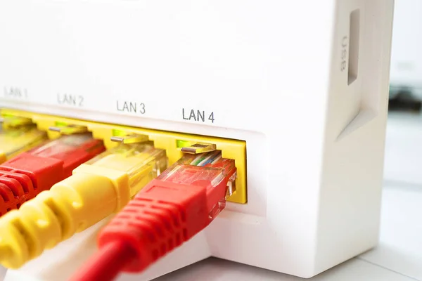 Pusat internet rumah di mana kabel disertakan, warna kabel yang berbeda — Stok Foto