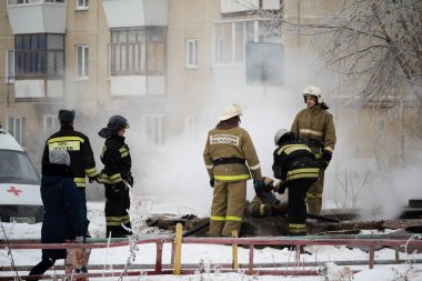 Kamensk-Uralsky, Rusya Federasyonu, 10 Şubat 2018: İtfaiye yangın duman hangi bir kuyudan bir yangındı, sitede