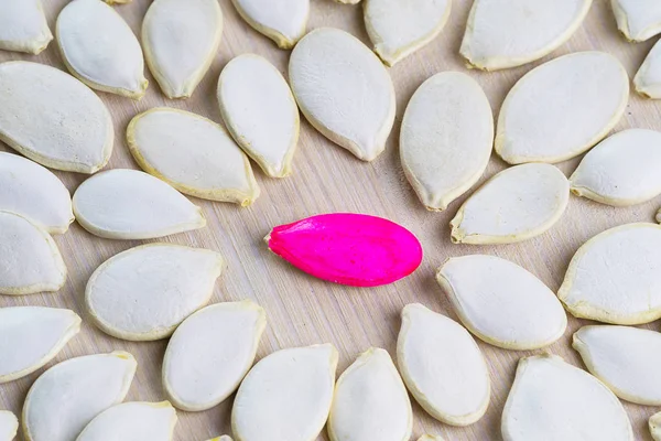 Rode pompoenpitten onder witte pompoenpitten, andere niet graag alle — Stockfoto