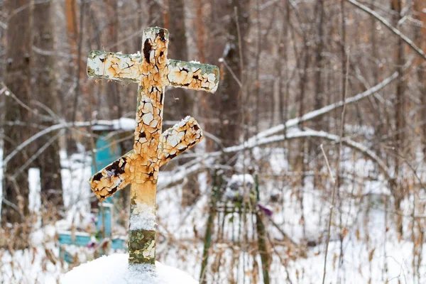 放棄された墓地古いさびたの森でクロスします — ストック写真