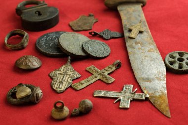 kırmızı bir arka planda eski bakır ve demir nesnelerin bir sürü, 18 yüzyıl kişisel öğeleri yerde bulundu