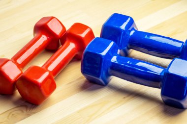 Halter tüm aile üyeleri için evde spor bir sınıf için iki çift