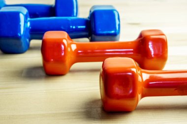 sağlıklı bir yaşam için mavi ve kırmızı dambıl, evde sabah egzersizleri ve spor için