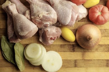 çiğ sebze ve akşam yemekleri için kümes hayvanları malzemeler, aşçı doğranmış ve yakında yemek, ahşap arka plan