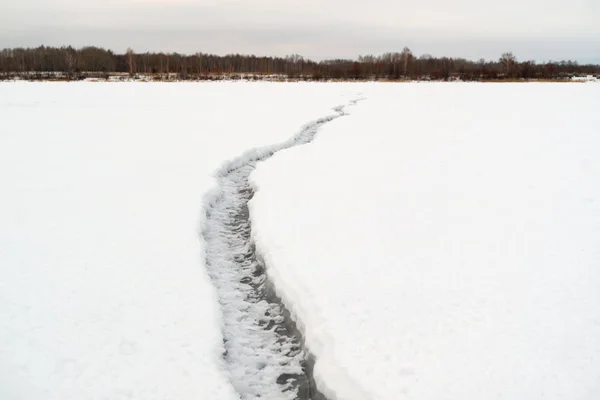 Large Crack Pond Leaving Horizon Line Winter Time — Stock Photo, Image