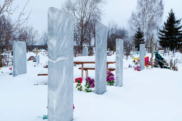 冬の古い村の墓地の墓石 — ストック写真
