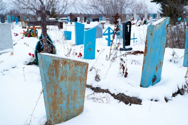 冬の墓地の鉄の墓石は 雪の背景に非常に顕著である ロシアの田舎の墓地 — ストック写真