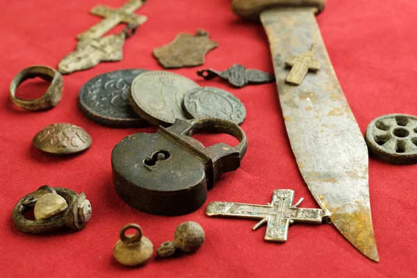 Zardzewiałe nóż i zamek zawiły starożytne rosyjskie przedmioty z XVIII wieku na czerwonej szmatki — Zdjęcie stockowe