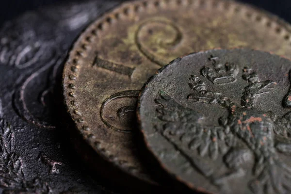 Partes de monedas rusas antiguas primer plano del siglo XVIII, finales de monedas de cobre — Foto de Stock
