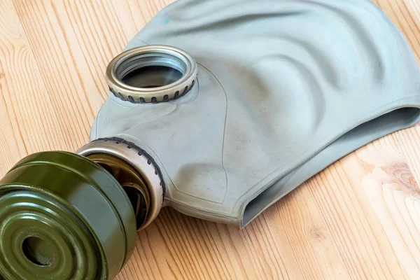 Uma máscara de gás encontra-se em um fundo de madeira — Fotografia de Stock