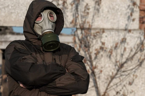 El riesgo de infección, el hombre del traje dobló sus manos sobre su máscara de gas, otoño —  Fotos de Stock