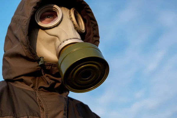Cara máscara contra o céu, alarmando o risco de contaminação — Fotografia de Stock