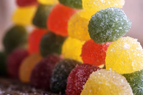 Lotes de doces são colocados na parede, uma série de doces de marmelada de cores diferentes, perspectiva de doces — Fotografia de Stock