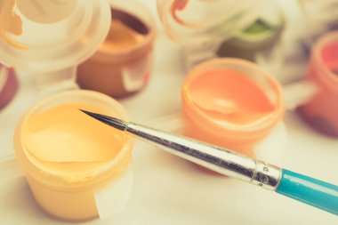 Artistik çizim için fırça boya ile kondansatör, bir ara çizim görevlisi çalışmalarında bulunur