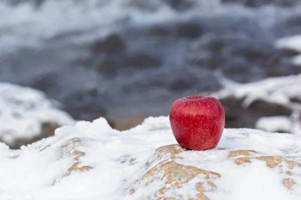 Kış hangi arka plan üzerinde kırmızı sulu elma nehirdir
