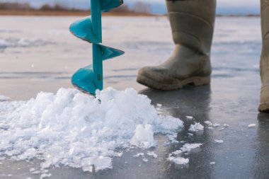 Buz üzerinde kış balıkçılık, eski bir matkap Delme