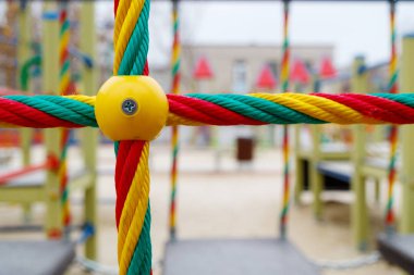 oyun oynayan çocuklar için çok renkli ipler