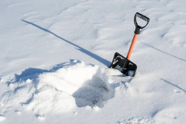 雪のシャベル 多くの雪を掘った — ストック写真