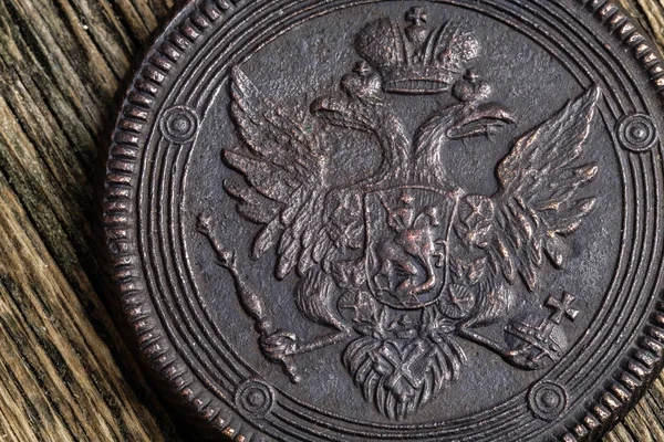 Старинная медь русская монета 5 копеек издание 1804 года на деревянном старом столе, медная монета — стоковое фото