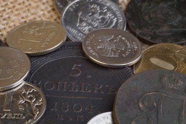 Rusya'nın eski ve yeni paralar için büyüklüğü, bakır ve demir paralar yuvarlak