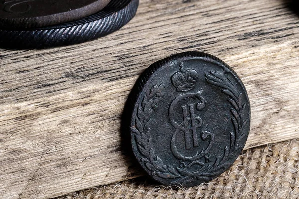 アンティーク、木製の背景、布のコレクションからロシア帝国の硬貨 — ストック写真