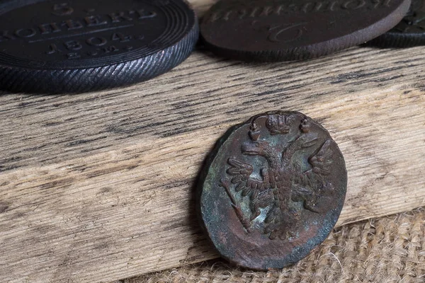 Ξύλινο υπόβαθρο και πανί νομίσματα της Ρωσικής Αυτοκρατορίας από τη συλλογή αντικών — Φωτογραφία Αρχείου
