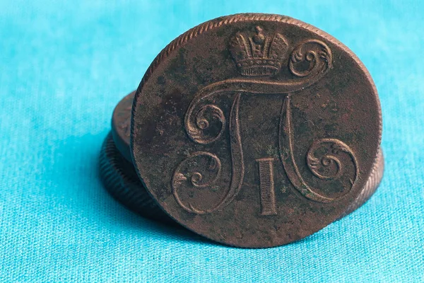 Σε φόντο μπλε πανί, υπάρχει ένα παλιό ρωσικό νόμισμα του 17ου αιώνα, όλες οι λεπτομέρειες είναι ορατές — Φωτογραφία Αρχείου