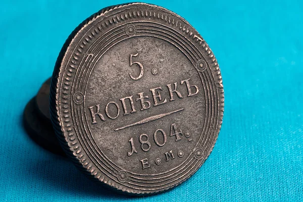 5 καπίκια σε όλες τις λεπτομέρειες σε μπλε ύφασμα για φόντο, η ιστορία του 17ου αιώνα στη Ρωσία — Φωτογραφία Αρχείου
