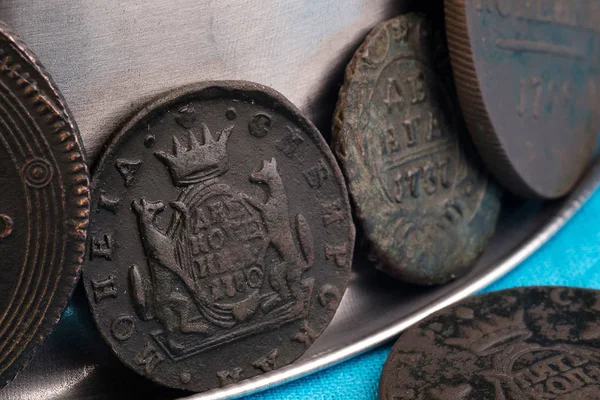 Colección de monedas rusas antiguas apiladas en filas sobre una superficie metálica, monedas de cobre de la antigüedad — Foto de Stock