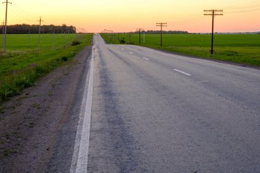 Bir yaz akşamı uzaklardan giden yol... Tepelerin üzerinden geçen... Yolun sonundaki arabaların farları...