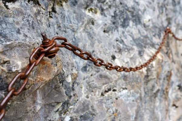 Cadena para sostener al caminar en el borde de un acantilado para un paseo — Foto de Stock