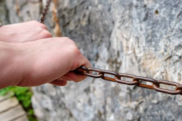Manos para aferrarse a la cadena en la roca manos resistido — Foto de Stock