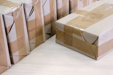 bilinmeyen içerikli paketler kahverengi ambalaj kağıdıyla mühürlenir