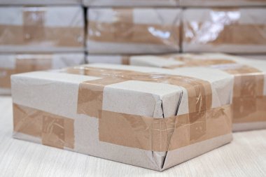 ambalaj kağıdına mühürlenmiş birkaç paket