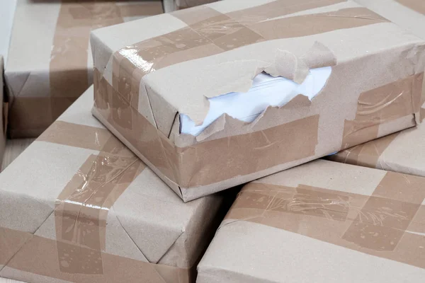 Cajas están selladas una de ellas está rasgada y hojas visibles de papel blanco —  Fotos de Stock