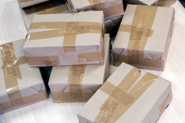 Lotes de caixas seladas na mesa — Fotografia de Stock