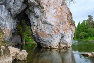 Aralarında iki parça halinde suda duran kayalar nehirde yüzebilir.