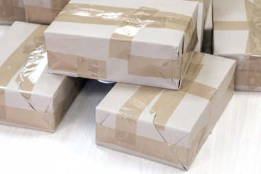 Posta dağıtımında birbiri üzerine mühürlenmiş kutular