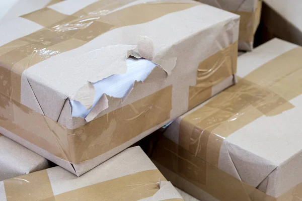 Embalaje caja sellada embalaje de papel está dañado y desgarrado — Foto de Stock