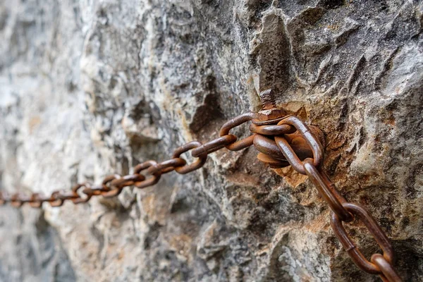 Zincir ve zincir, yürünürken tutunmak için dik bir kayaya bağlanır. — Stok fotoğraf