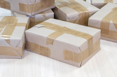 Masanın üzerinde şeffaf bant olan kapalı kutular