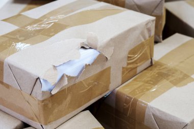 Sıralama merkezinde hasarlı paketleme ile paket