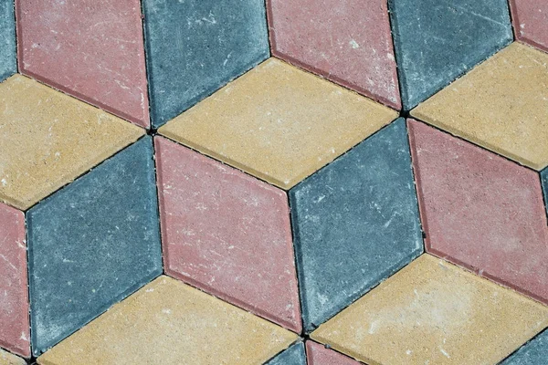 Абстрактная тротуарная плитка в виде кубиков плиток разных цветов — стоковое фото