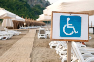 Engelliler için bir dinlenme yeri olduğu anlamına gelen bir işaret.